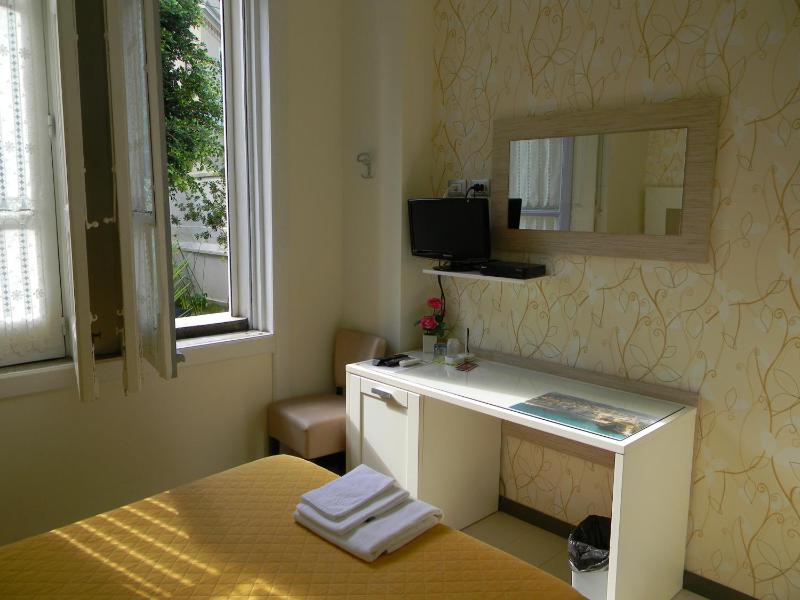 Deluxe Single Room image 3