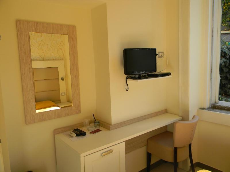 Deluxe Single Room image 1