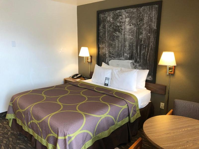 Queen Room with Mobility/Hearing Access - Non-Smoking image 4