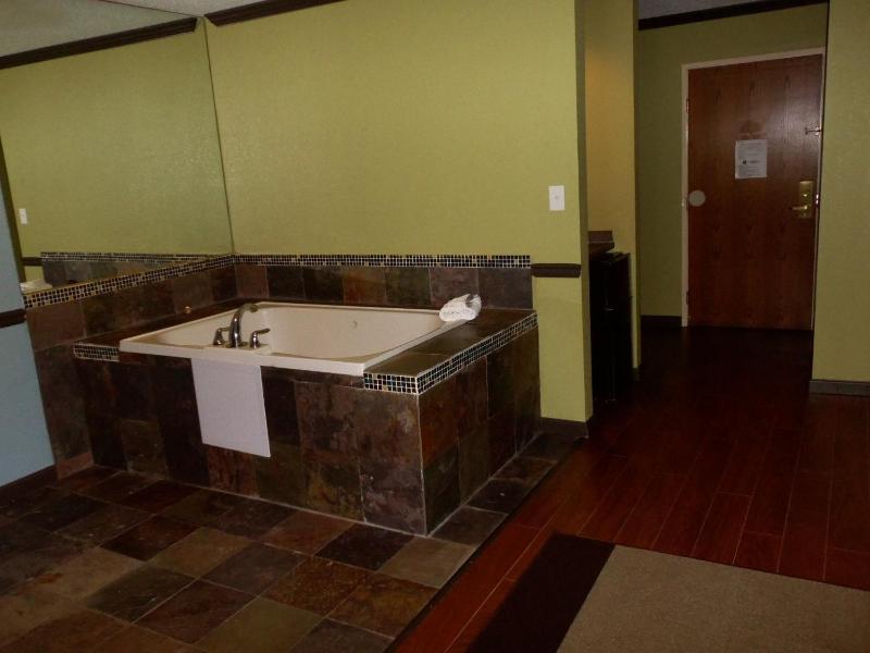 King Room with Spa Bath image 4