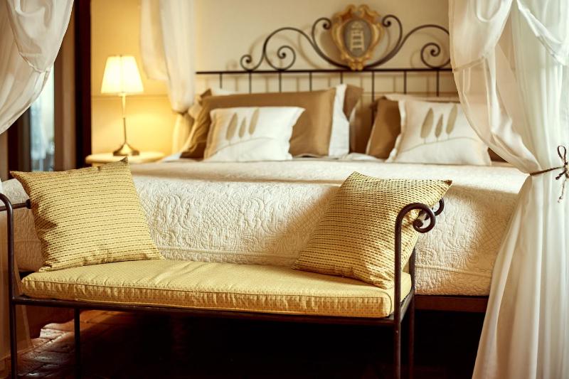 Deluxe King Room image 2
