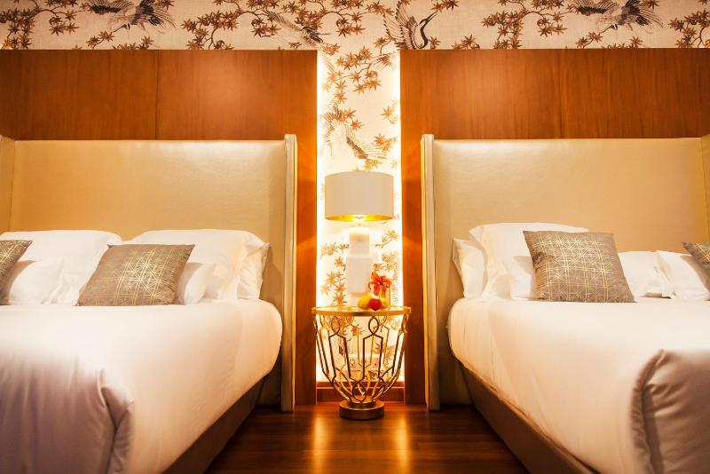 Queen Suite with Sea View with no terrace and two beds image 4