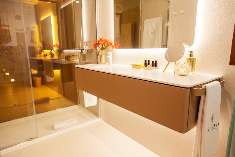 Queen Suite with Terrace and Sea View with two beds image 4