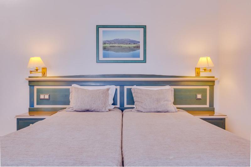 Twin Room image 4