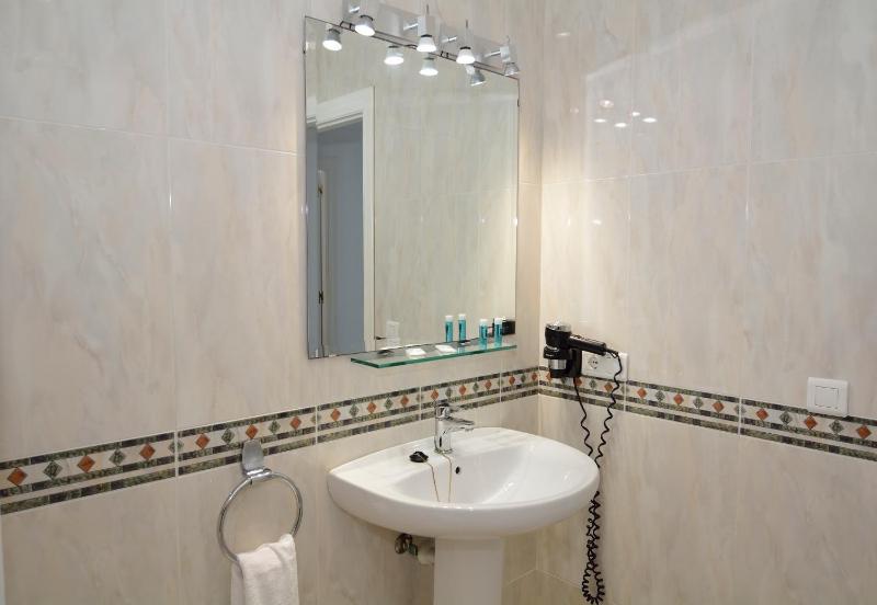 One-Bedroom Apartment with Sea View  and Terrace(4 Adults) image 4