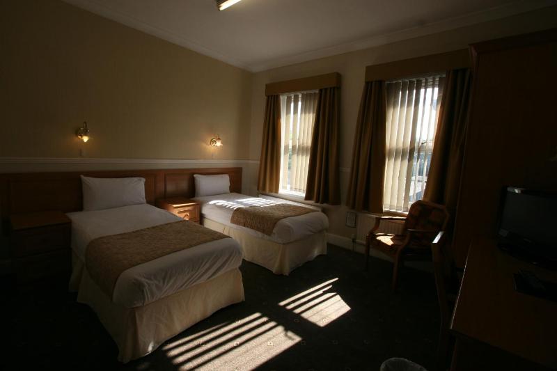 Twin Room image 3