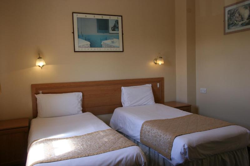 Twin Room (3 Adults) image 3
