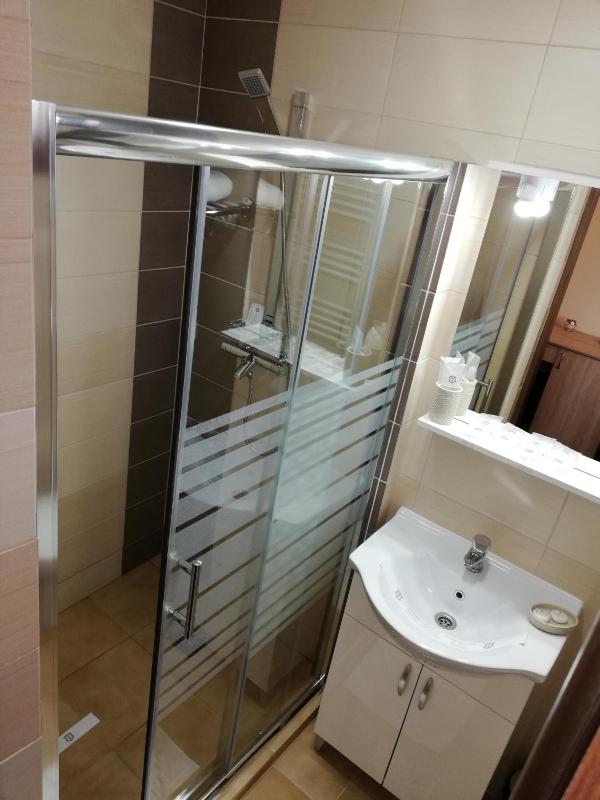 Twin Room with Private Bathroom image 2