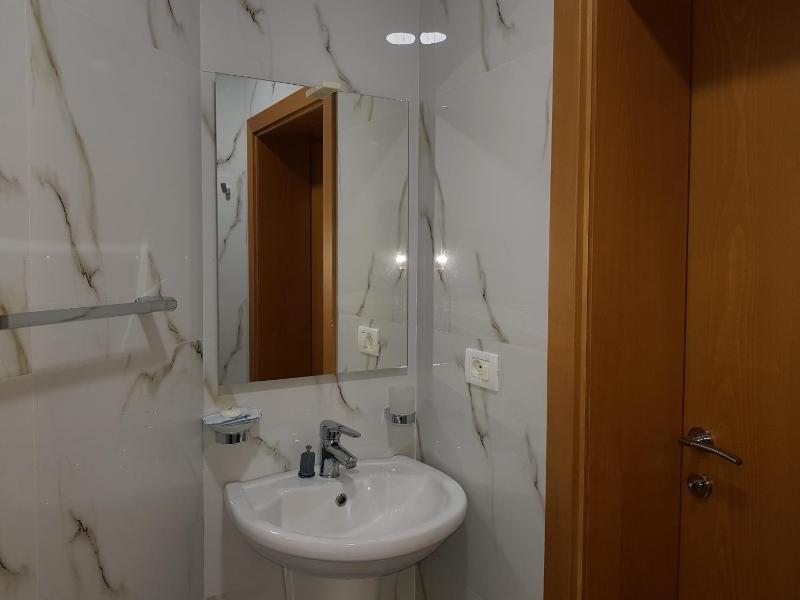 Twin Room image 4