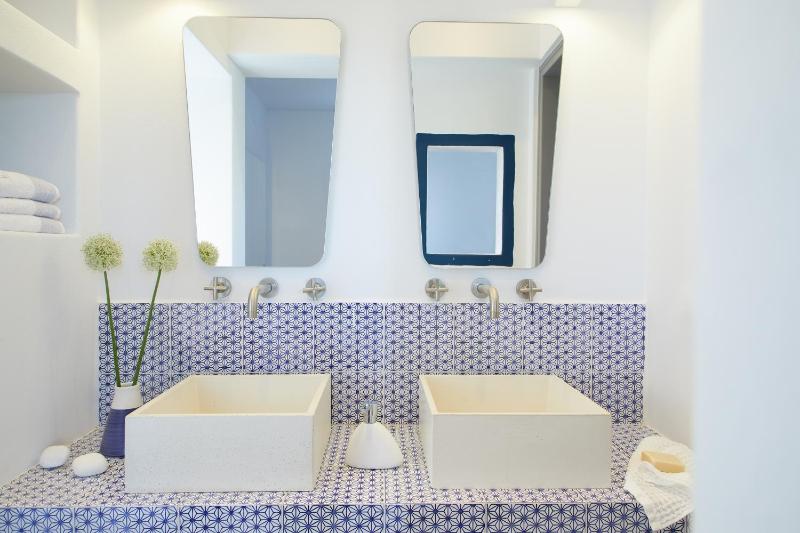 Deluxe Room with Sea View image 2