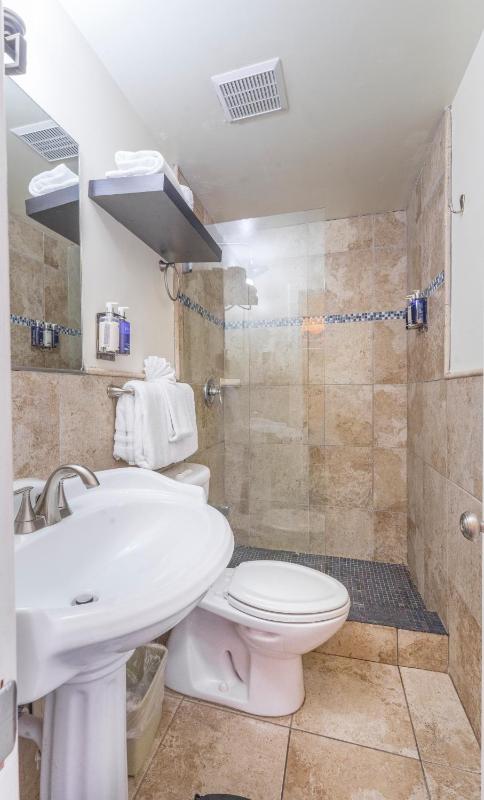 Junior Suite with Two Double Beds and Futon image 2