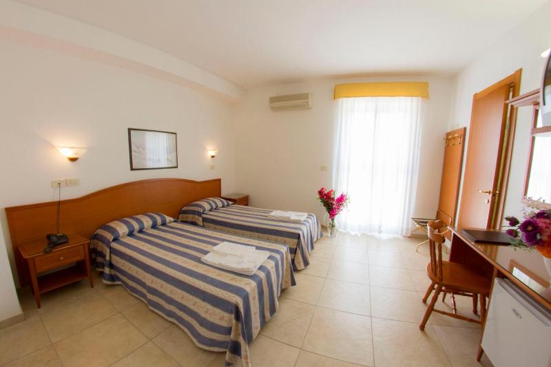 Double Room with Balcony image 4