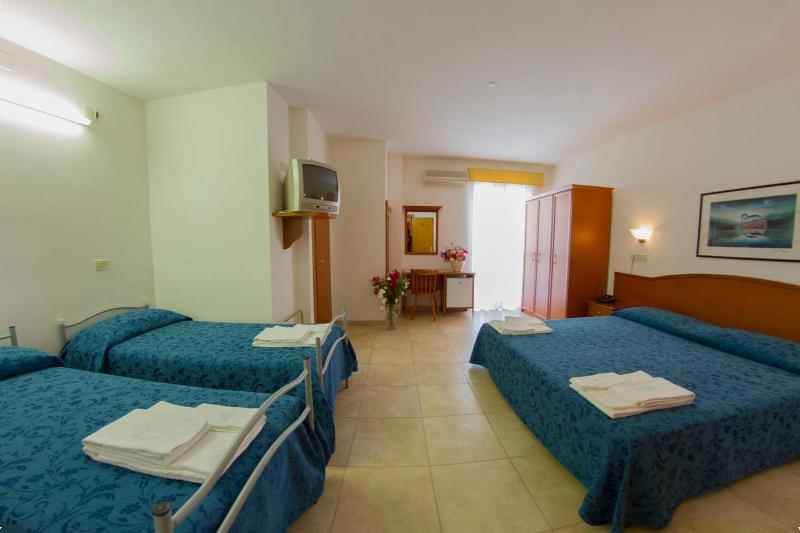 Quadruple Room with Balcony image 3