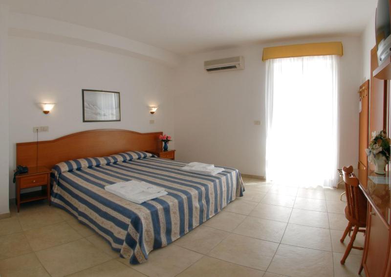 Double Room with Balcony image 3
