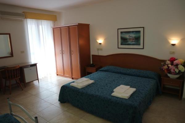 Triple Room with Balcony image 4