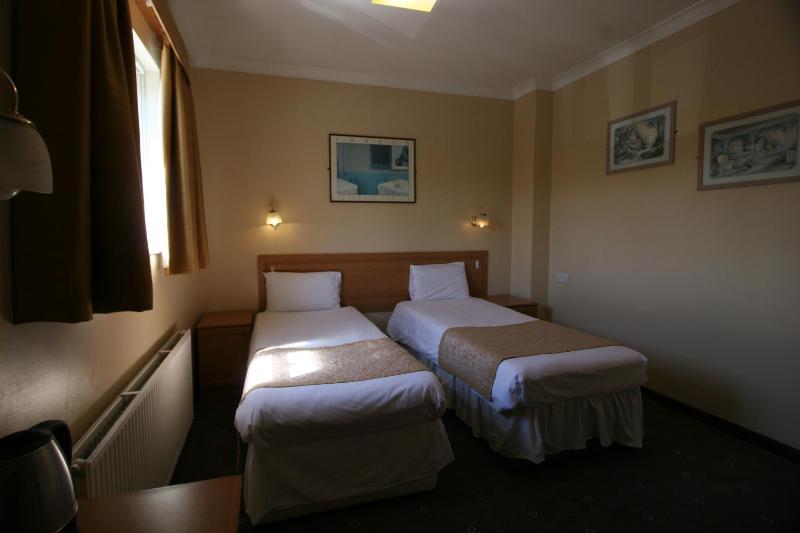 Twin Room image 4
