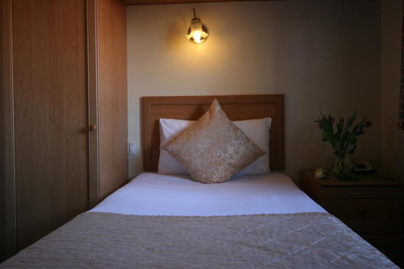 Single Room image 3
