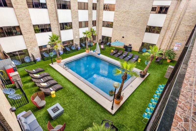 Riverwalk Plaza Hotel - image 1