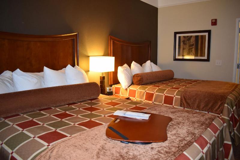 One-Bedroom Queen Suite with Two Queen Beds and Sofa Bed image 2