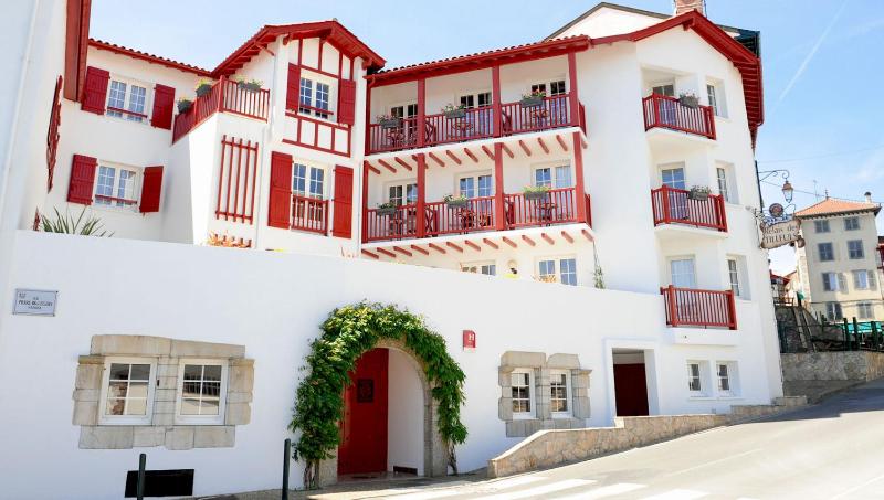 Double Room with Balcony image 2