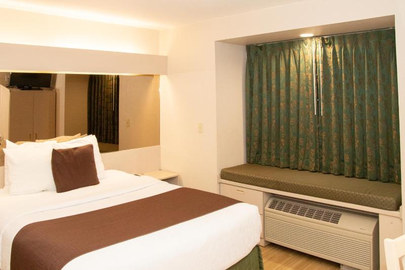 Queen Room - Non-Smoking image 1