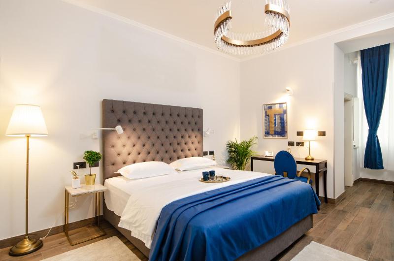 Superior King Room image 4