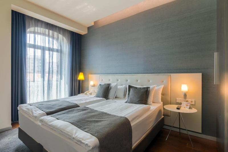 Executive Suite King bed image 4