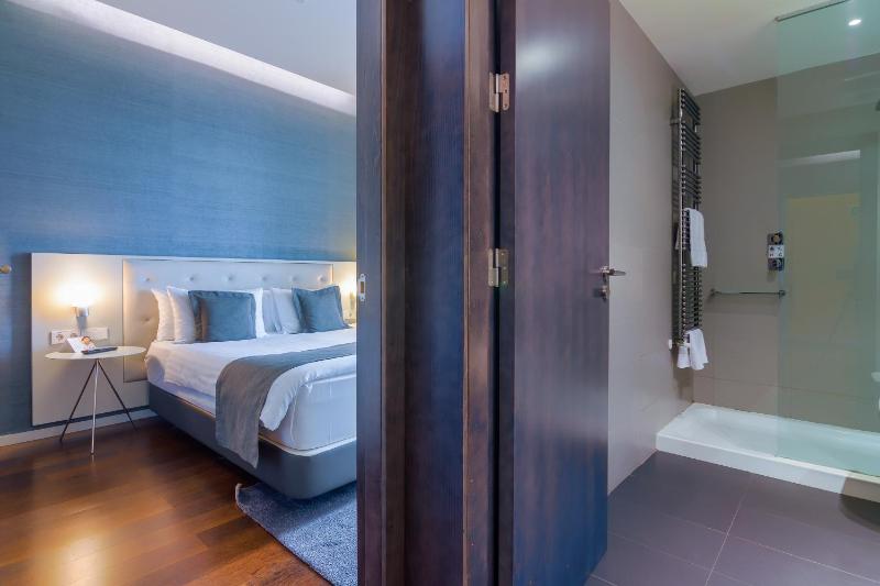 Superior Suite Twin Beds image 3