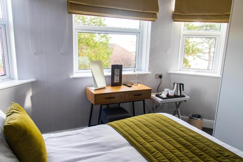 Classic Double Room image 3