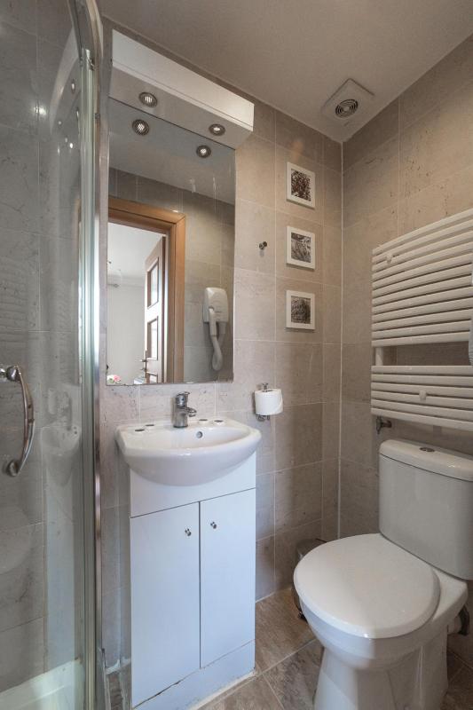 One-Bedroom Apartment image 2