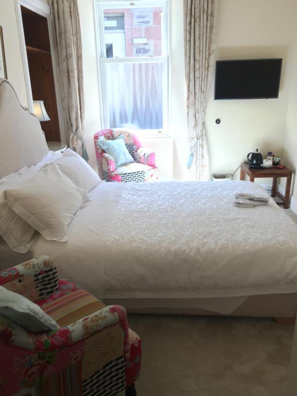 Small Double Room image 4