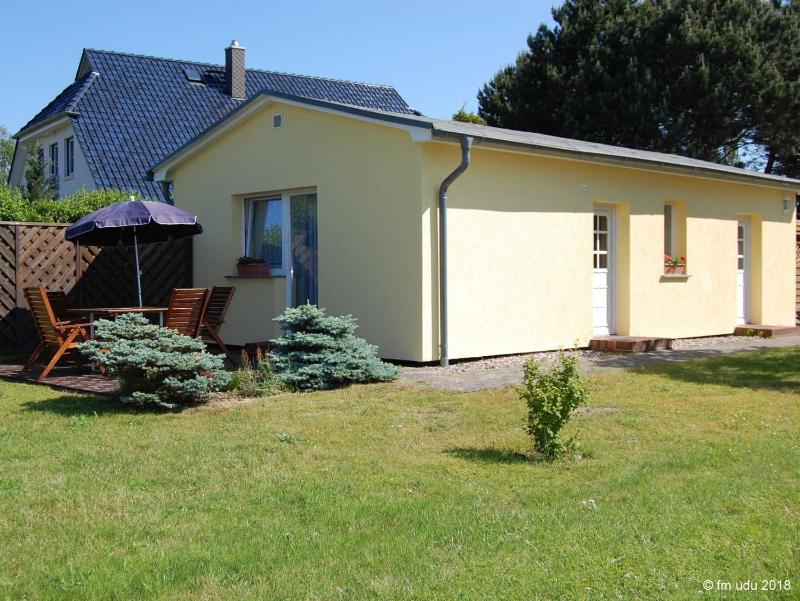 One-Bedroom Bungalow - pet allowed image 3