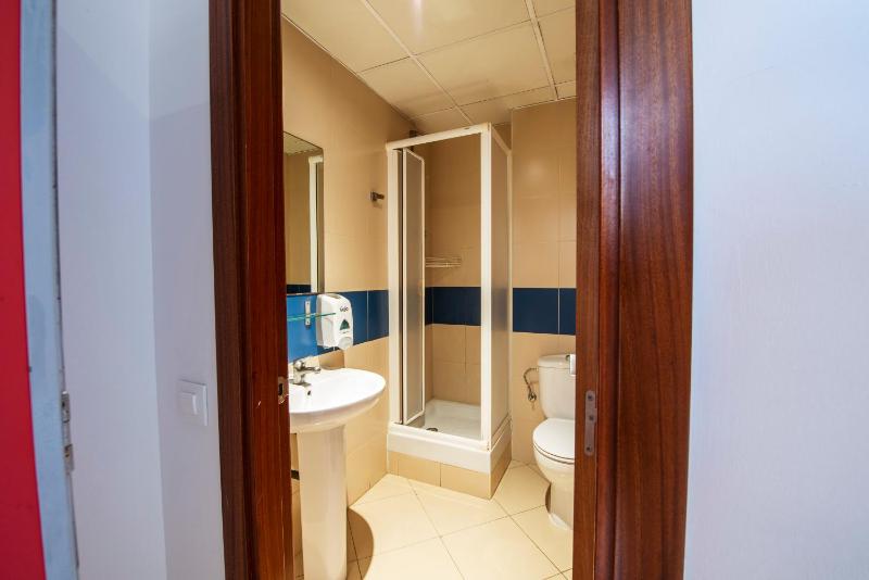 Quadruple Room Ensuite image 3