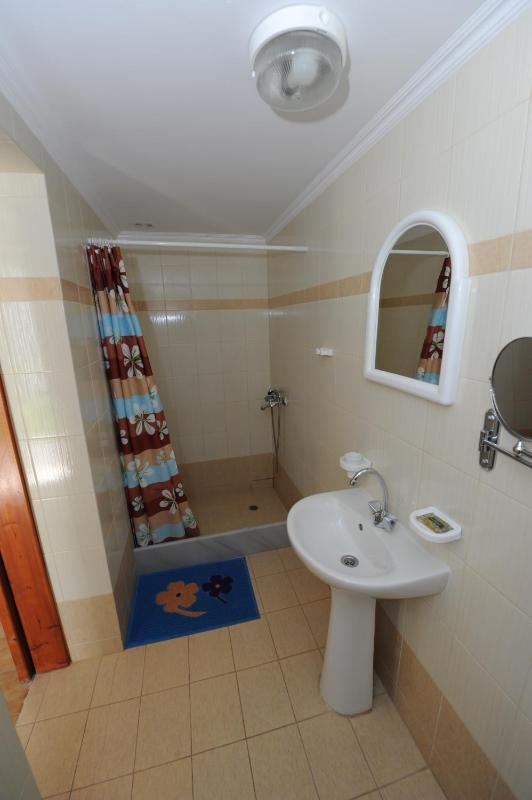 Economy Twin Room image 1