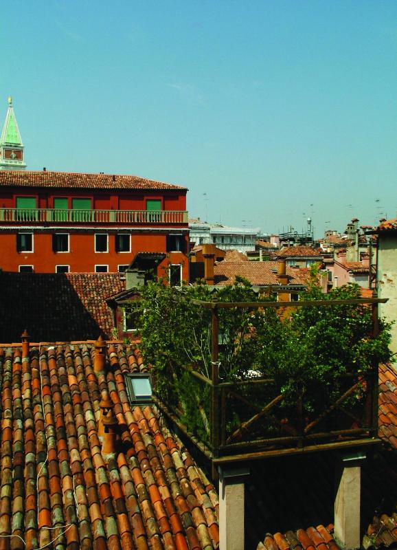 Deluxe Double Room with 2 Extra Beds image 3