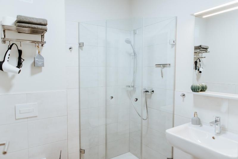 Apartment With Shared Bathroom image 4