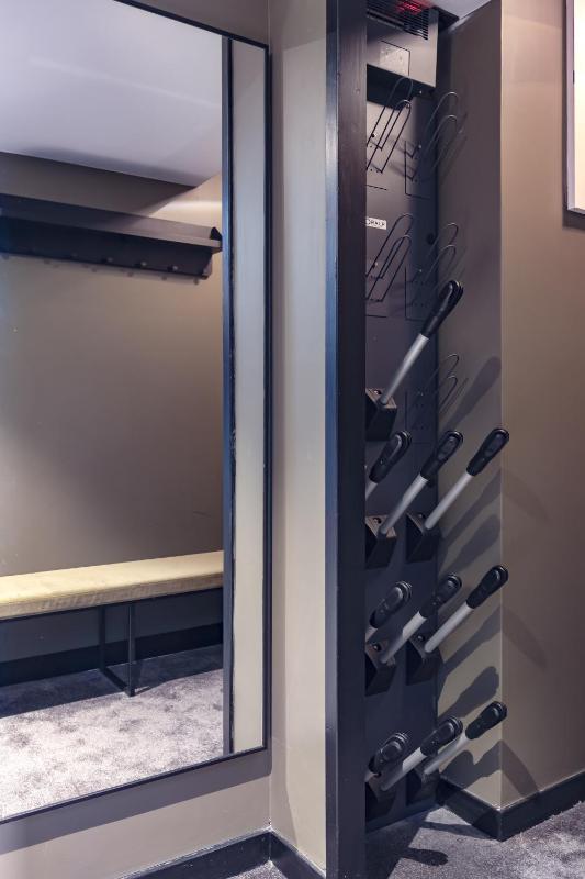 Family Room with ski slope View image 2