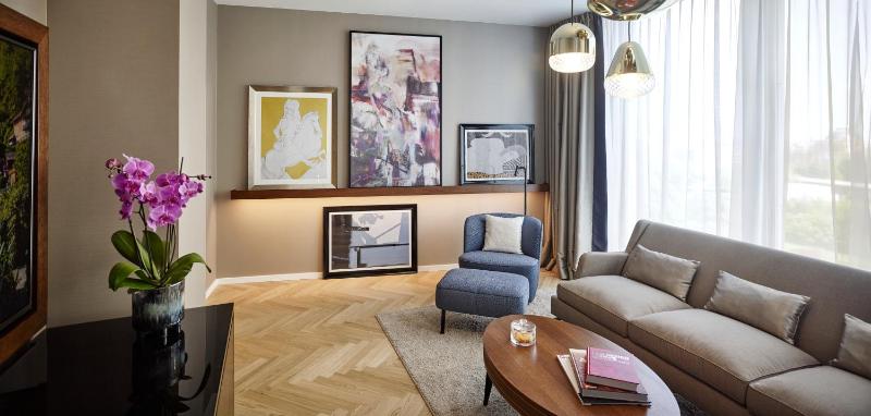 Deluxe Suite image 1