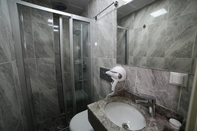 Standard Single Room image 3