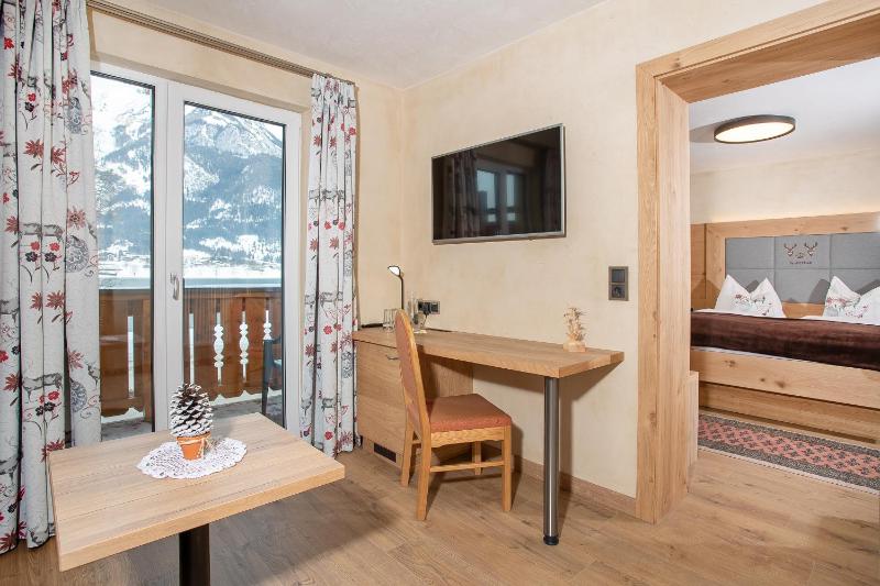 Deluxe Double or Twin Room with Lake View image 1