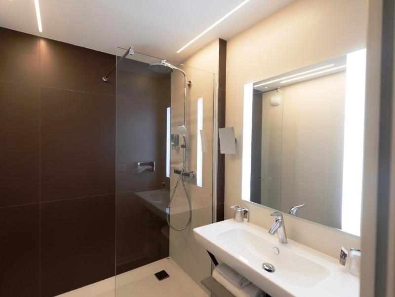 Standard Room with 2 Single Beds - Non-Smoking image 3