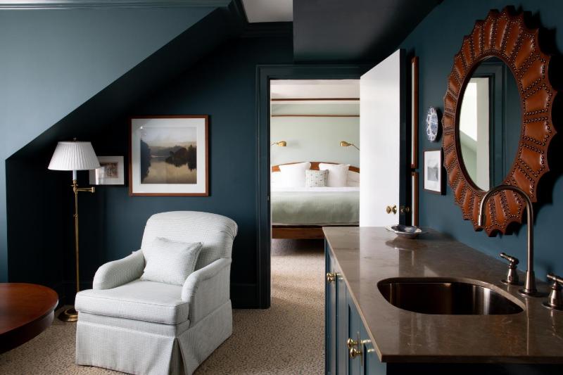 Superior King Suite image 3