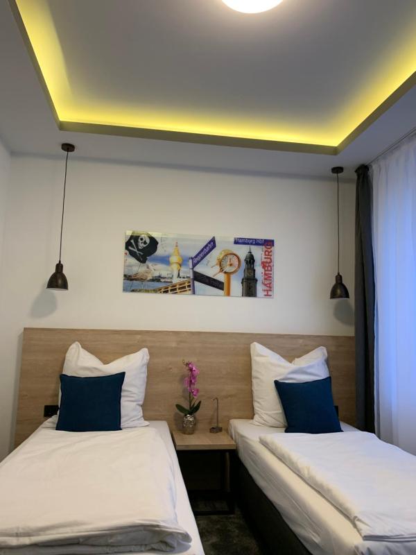 Small Twin Room image 2