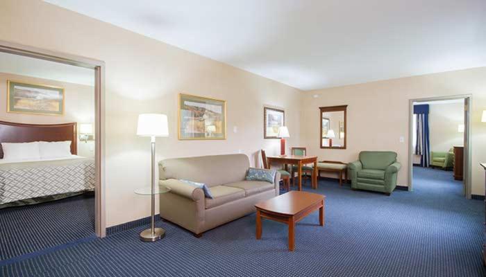 Two-Bedroom Queen Suite with Sofa Bed image 2
