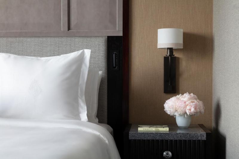 Premier King Room image 2