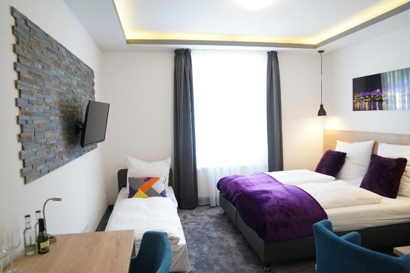 Deluxe Triple Room image 3