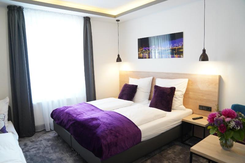 Deluxe Triple Room image 2