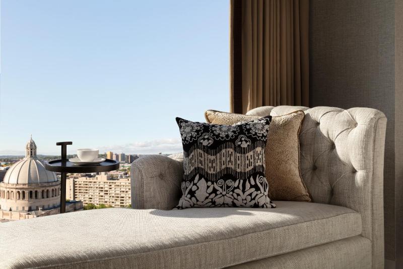 Deluxe King Room with City View image 2