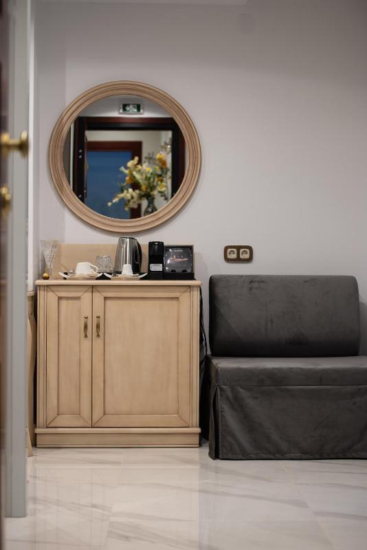 Deluxe Queen Suite image 2