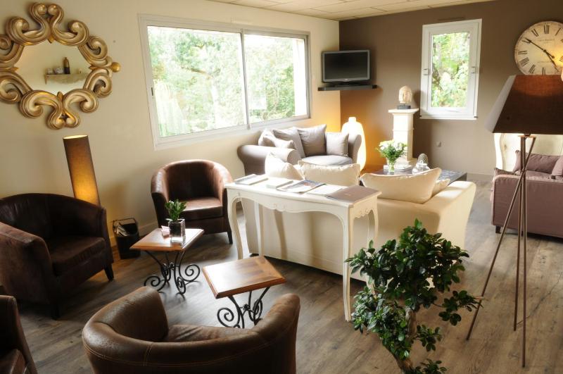 Family Room image 3